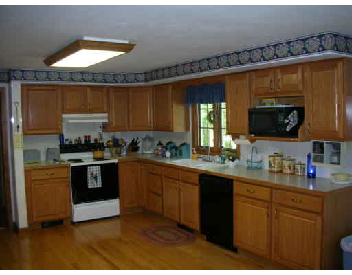 53 Hunter Road Uxbridge, MA 01569 - Photo 3 of 11 Gallery Image 3