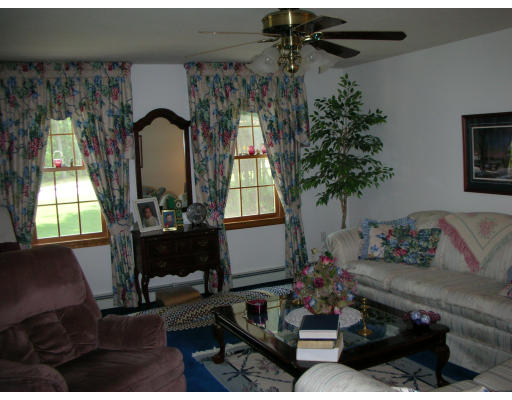 53 Hunter Road Uxbridge, MA 01569 - Photo 5 of 11 Gallery Image 5