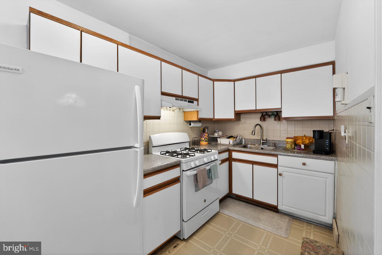 7015 Large Street Philadelphia, PA 19149 - Photo 11 of 26 Cozy kitchen with modern appliances.