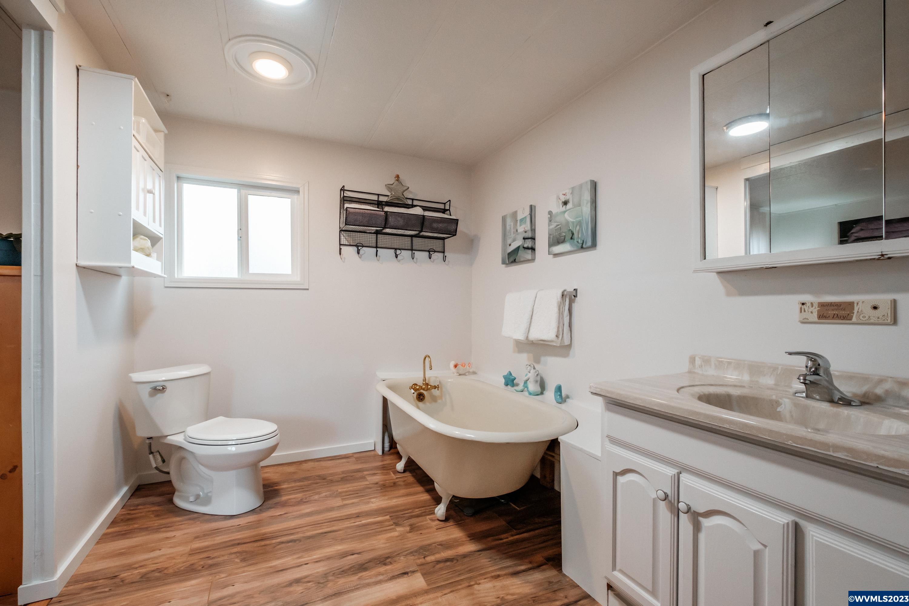 4915 Swegle Road Northeast, Unit 47 Salem, OR 97301 - Photo 33 of 36 a bathroom with a sink toilet and a mirror