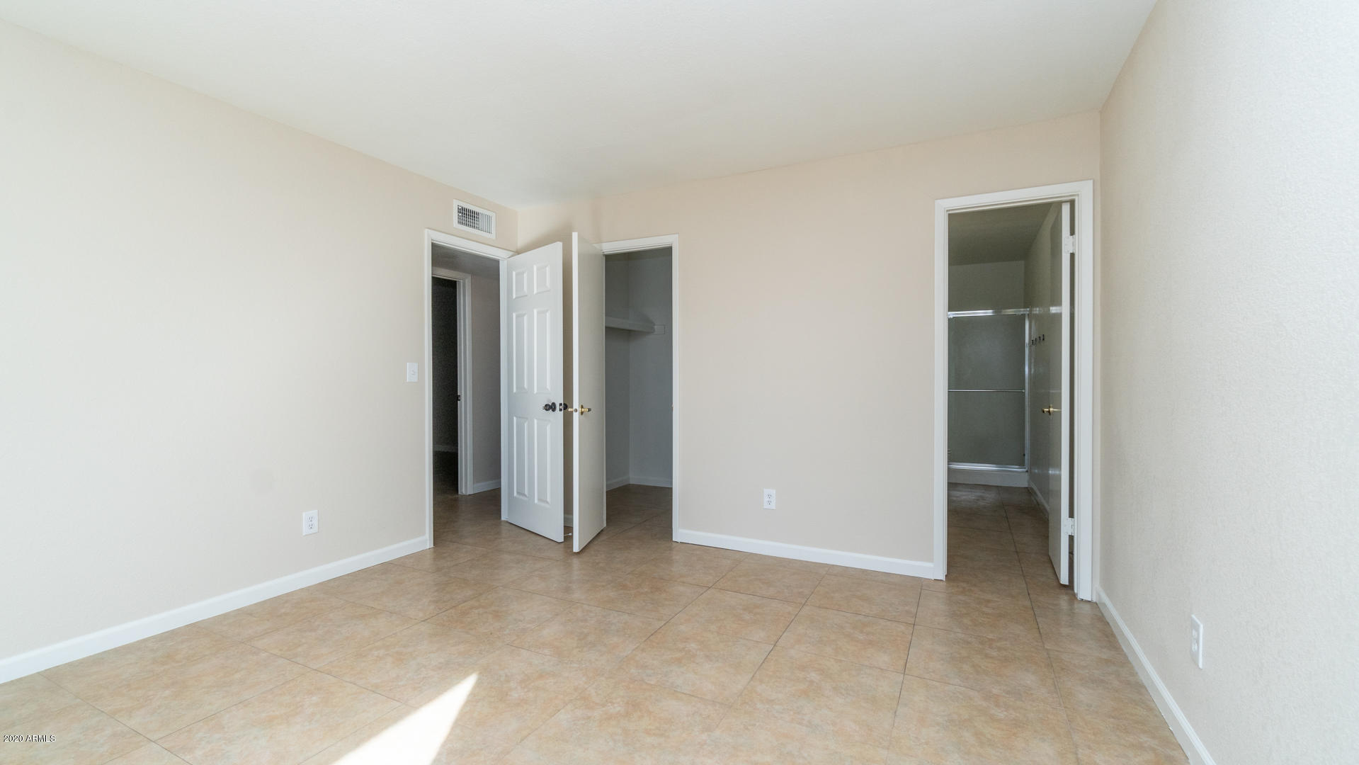 3015 West Calavar Road Phoenix, AZ 85053 - Photo 20 of 37 En suite w/ walk in closet