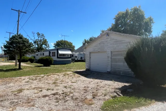 a view of a backyard