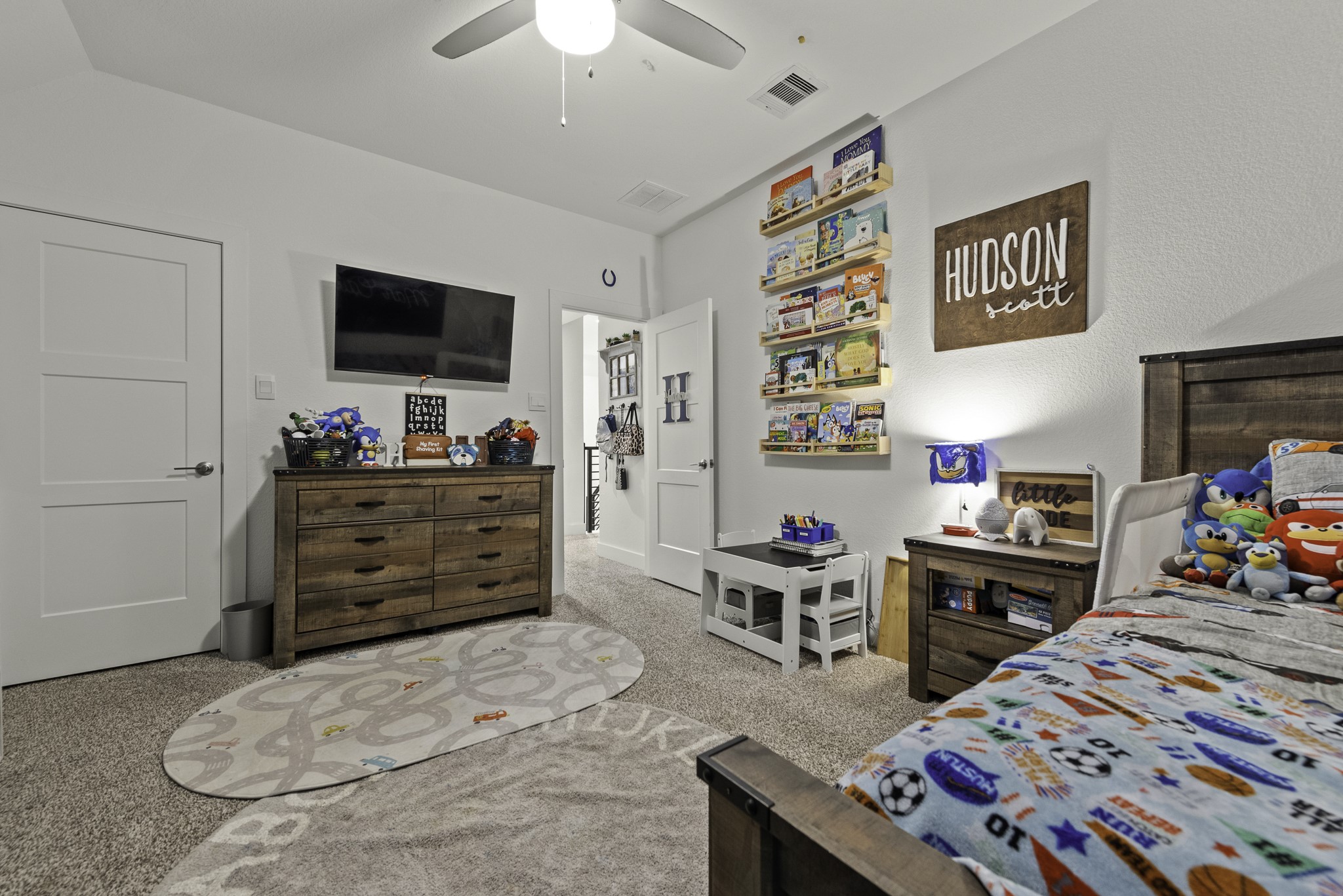 10009 Gray Jay Court Conroe, TX 77384 - Photo 32 of 47 a bed room with a bed a computer on a desk and a television