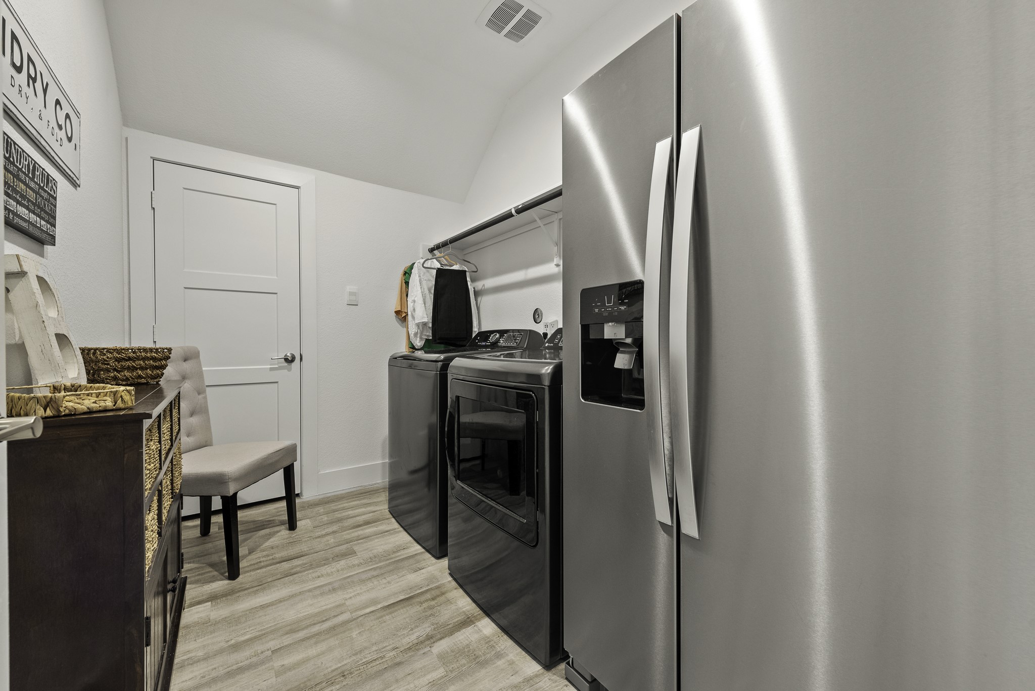 10009 Gray Jay Court Conroe, TX 77384 - Photo 7 of 47 a view of a livingroom with furniture and wooden floor