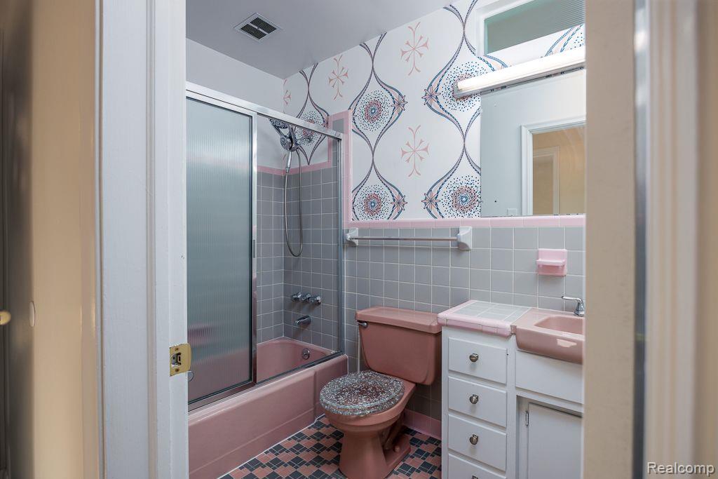 3207 Mackin Road Flint, MI 48504 - Photo 11 of 19 Main Bath