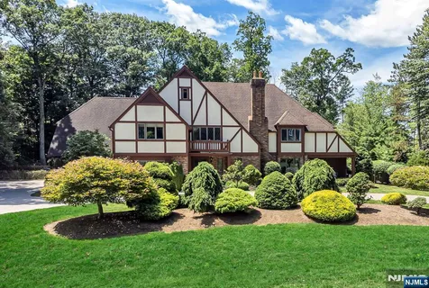 $2,500,000 | 739 Shoshone Trail, Franklin Lakes, NJ 07417