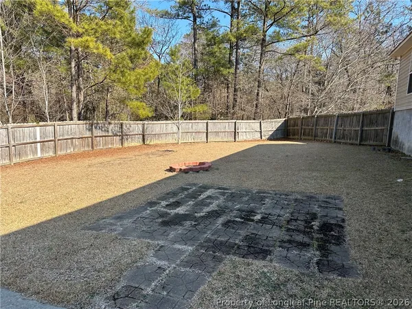 a view of a backyard