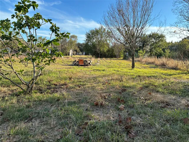 a view of a yard with a house