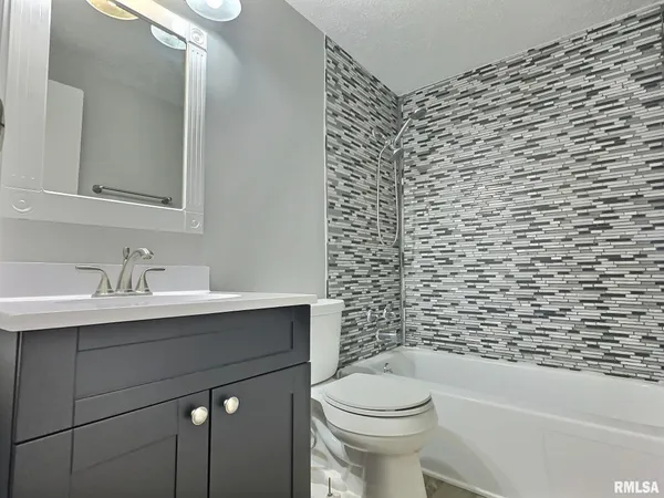 $275,000 | 5115 West Woodfern Road, Bartonville, IL 61607