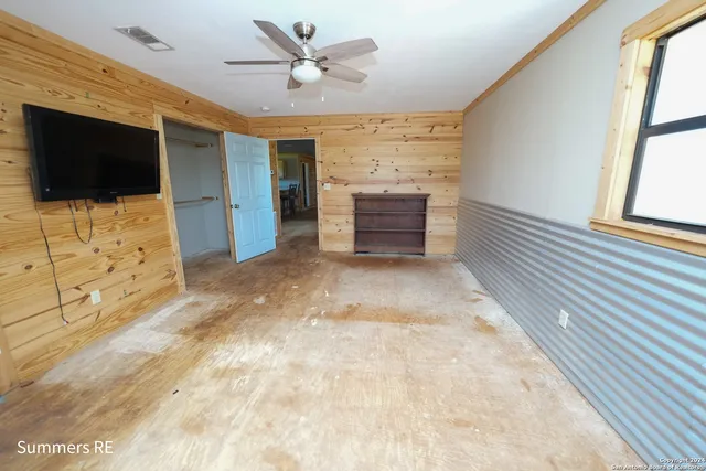 a view of livingroom with furniture