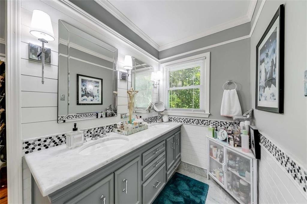 6180 Old Jefferson Road Athens, GA 30607 - Photo 46 of 95 a bathroom with a bathtub sink and mirror