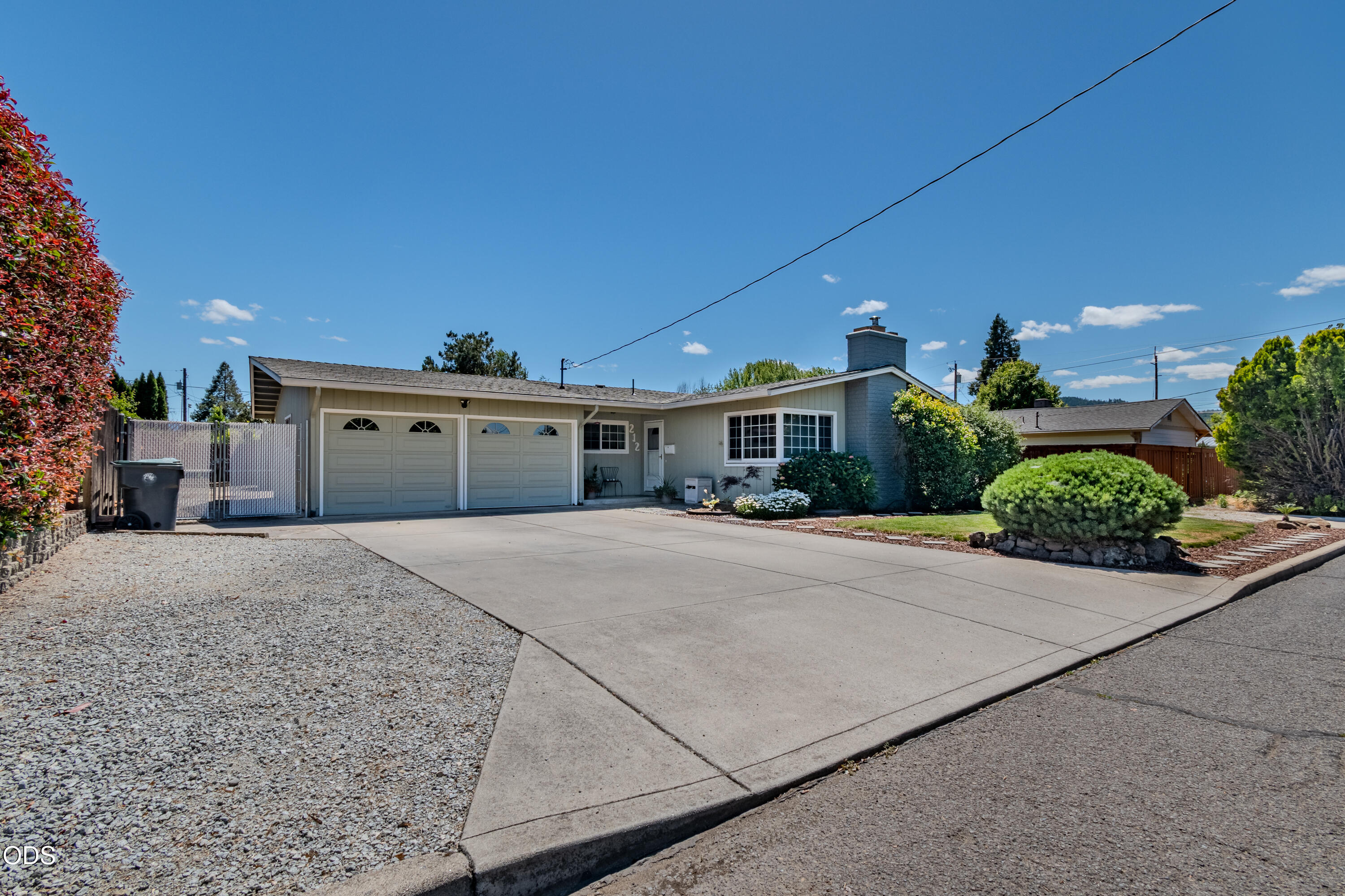 212 Windsor Way Central Point, OR 97502 - Photo 2 of 29