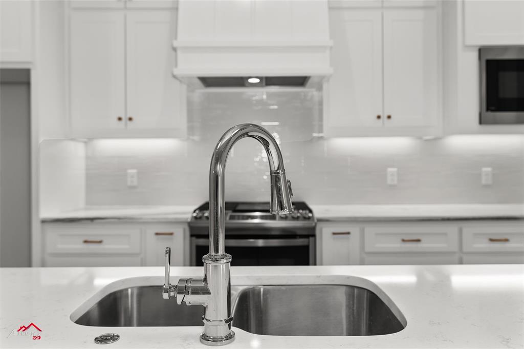 35 Turtle Creek Drive Benton, LA 71006 - Photo 13 of 32 a kitchen with a sink and a stove