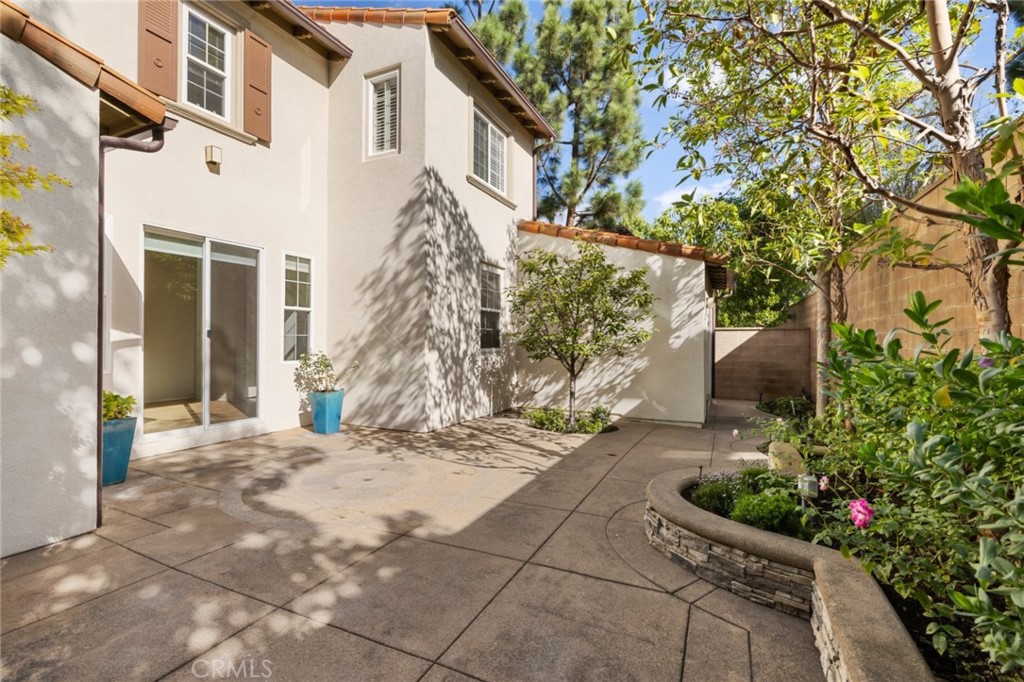 a view of a pathway with a house
