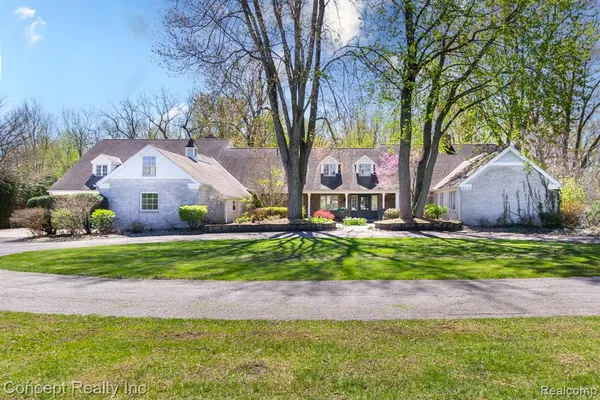 $749,999 | 3215 Edgevale Drive, Lambertville, MI 48144