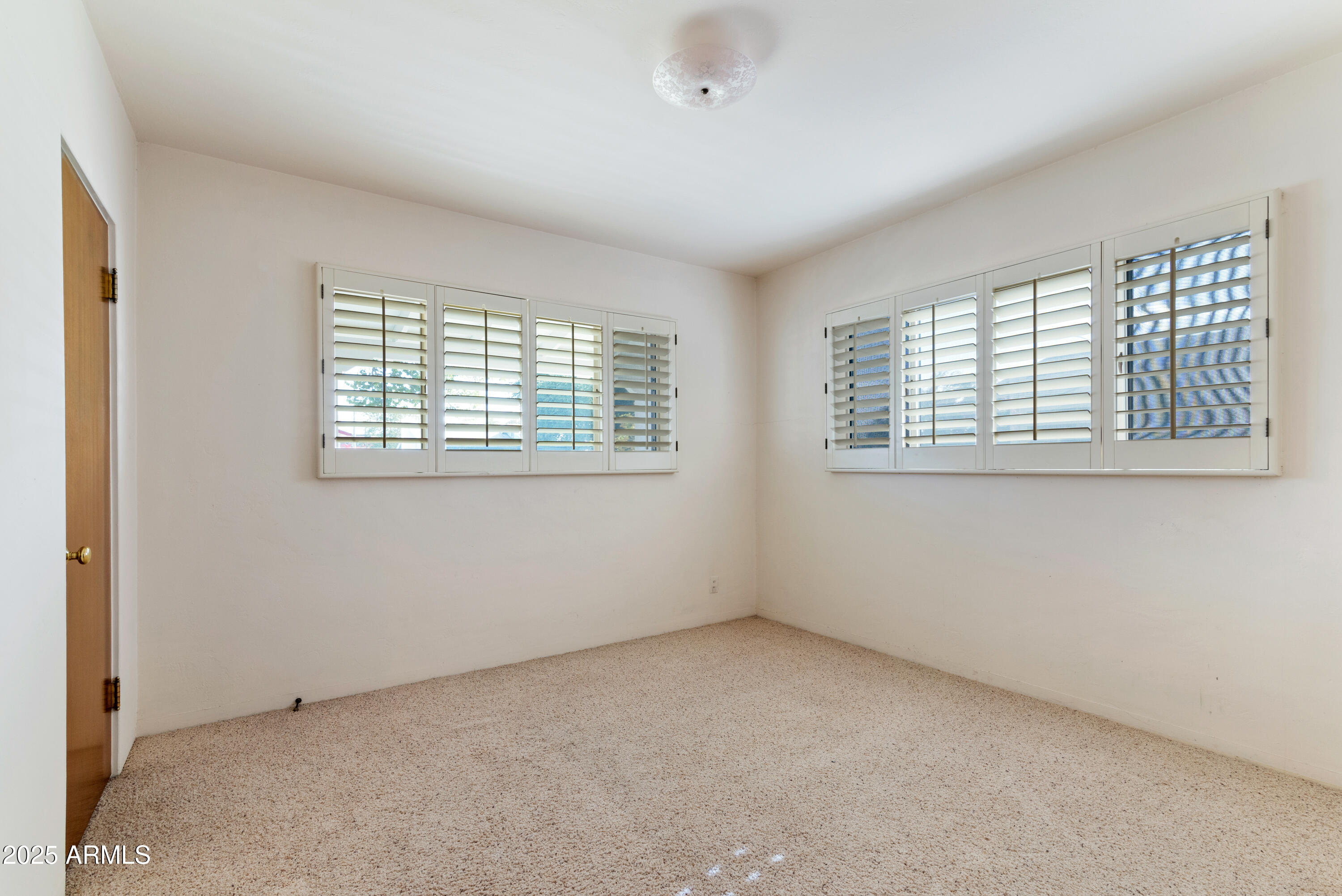6850 North 15th Place Phoenix, AZ 85014 - Photo 19 of 26 a view of an empty room with a window