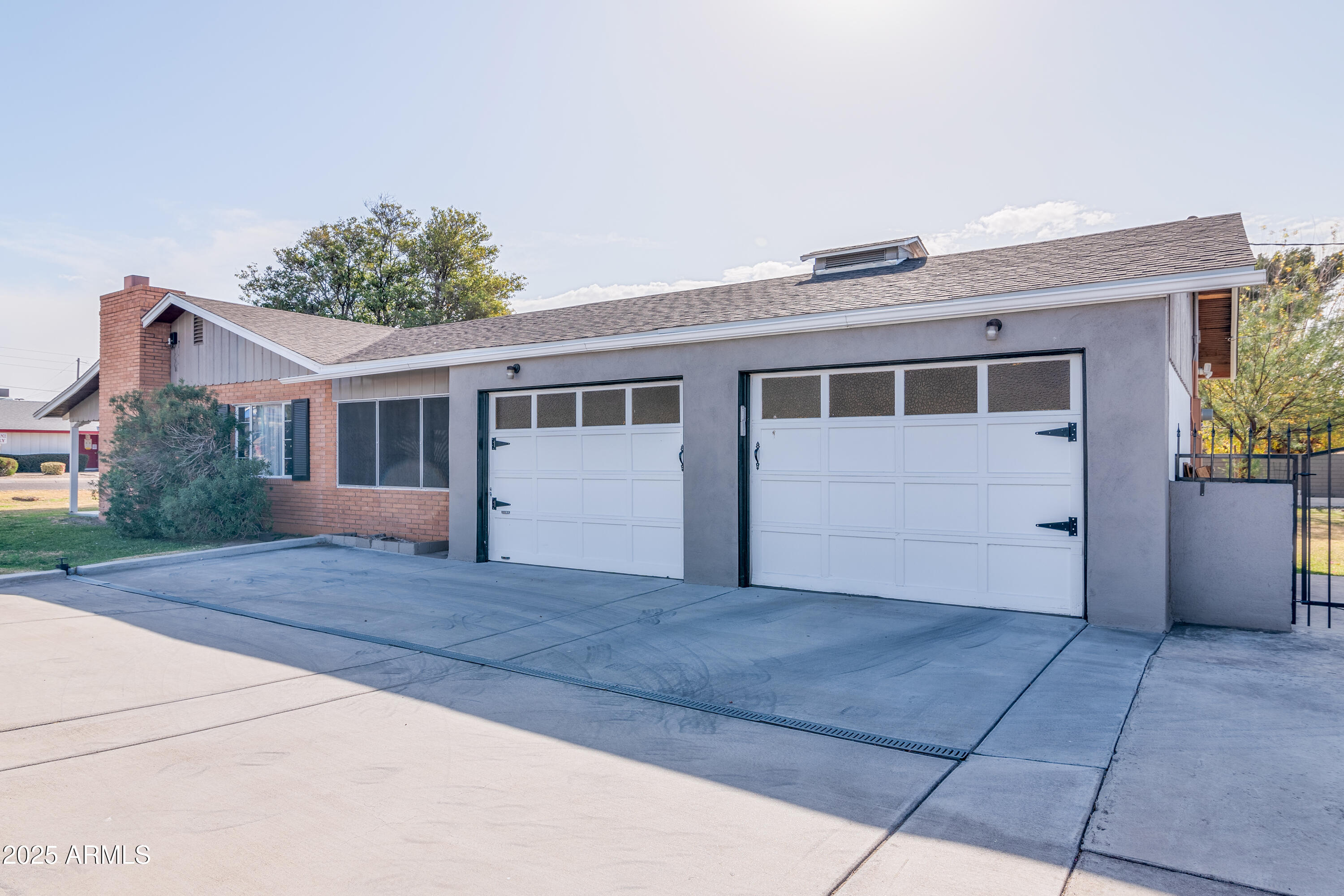 6850 North 15th Place Phoenix, AZ 85014 - Photo 4 of 26 a front view of a house with a yard and garage