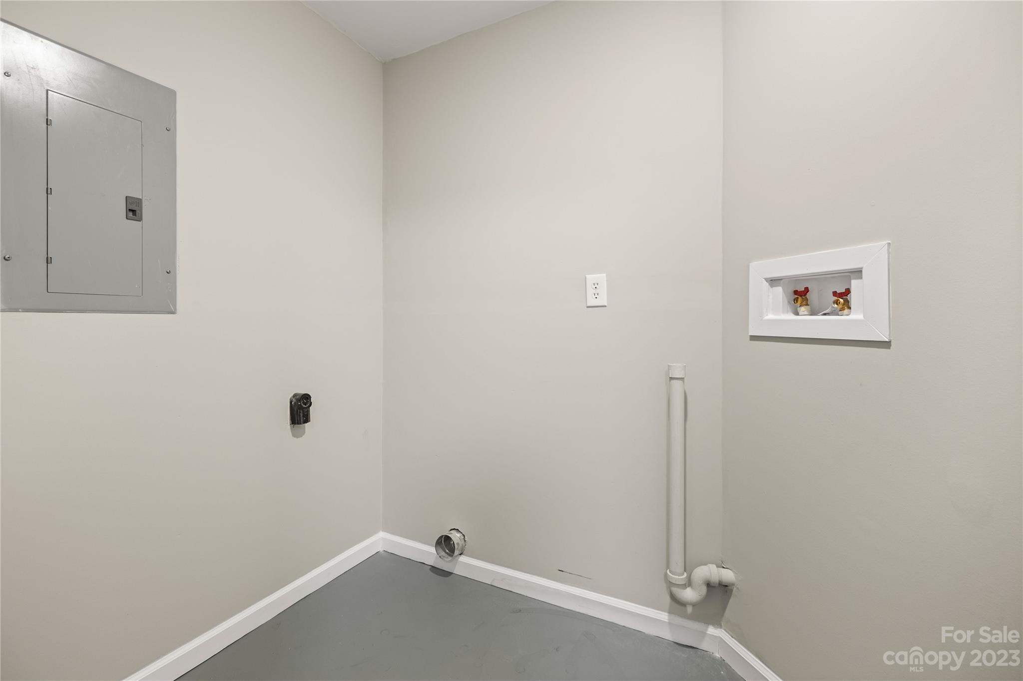 1415 East Main Street Cherryville, NC 28021 - Photo 20 of 34 an empty room with a workbench