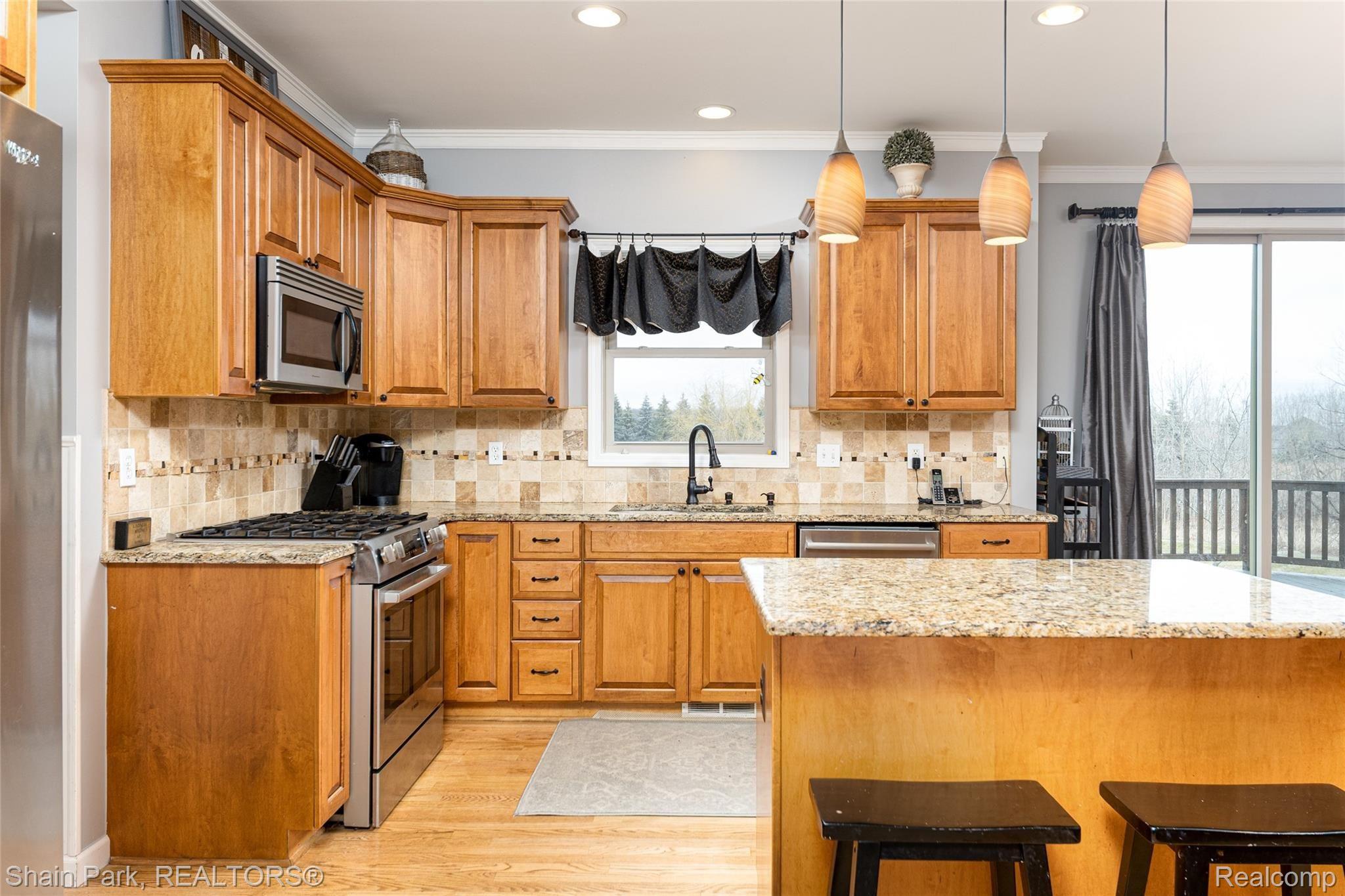 196 Londonderry Lane Rochester, MI 48306 - Photo 14 of 55 Plenty of counterspace!