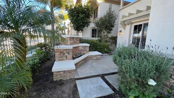 a view of a yard in front of house