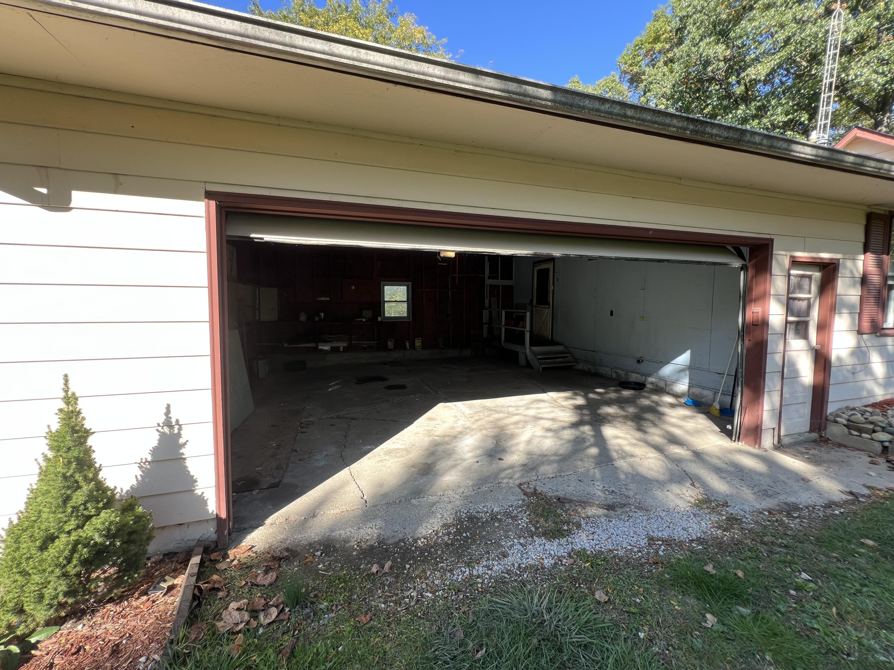 12510 Burmeister Road Manchester, MI 48158 - Photo 4 of 31 Garage