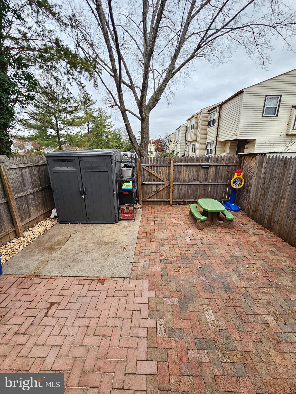 17445 Hoskinson Road Poolesville, MD 20837 - Photo 35 of 36 a backyard of a house with table and chairs
