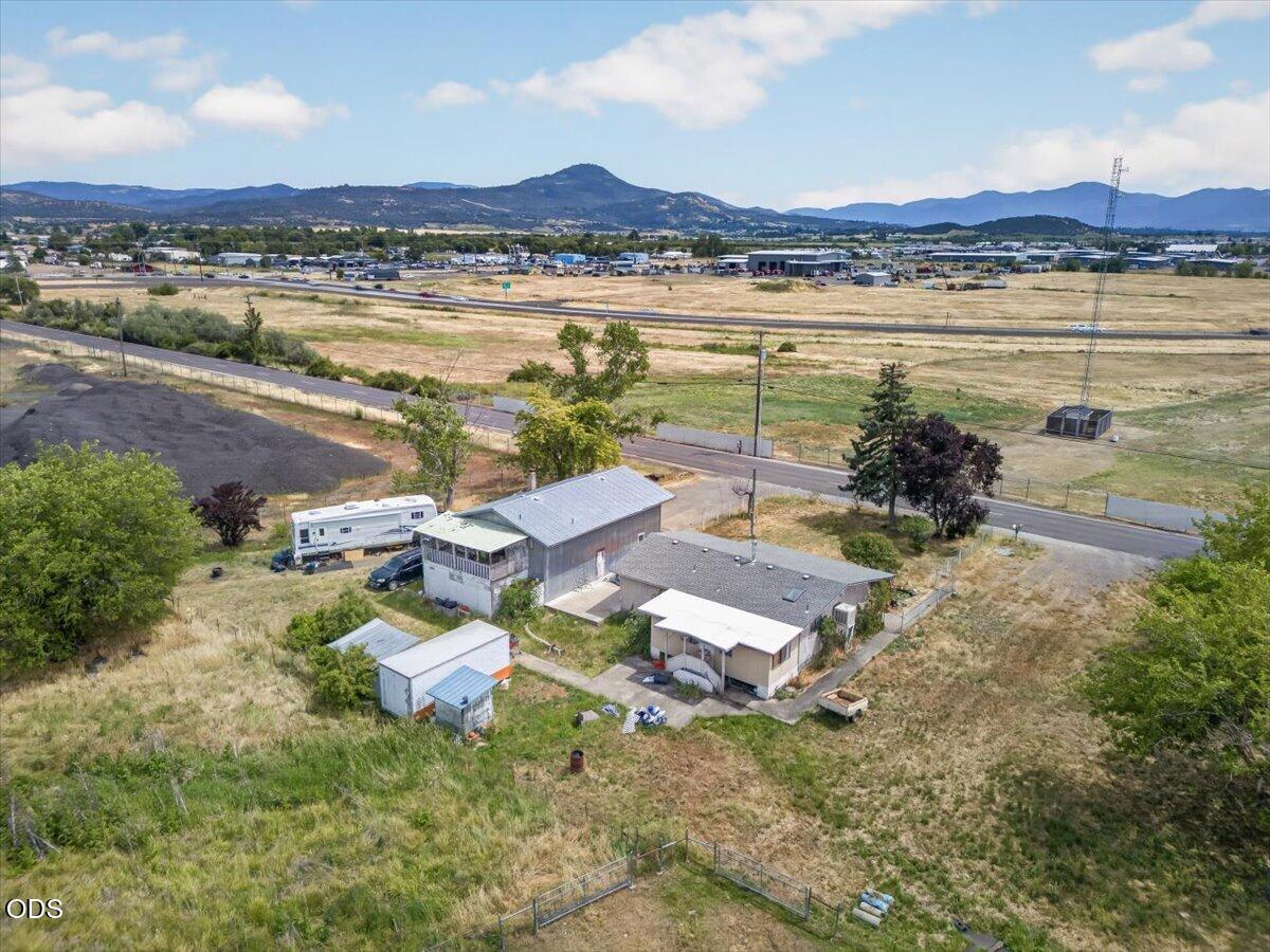 1745 East Gregory Road Central Point, OR 97502 - Photo 3 of 19