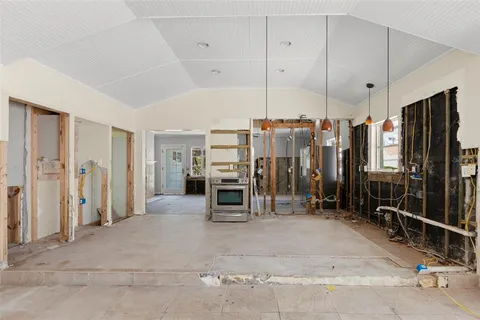 a view of a livingroom with a furniture and garage