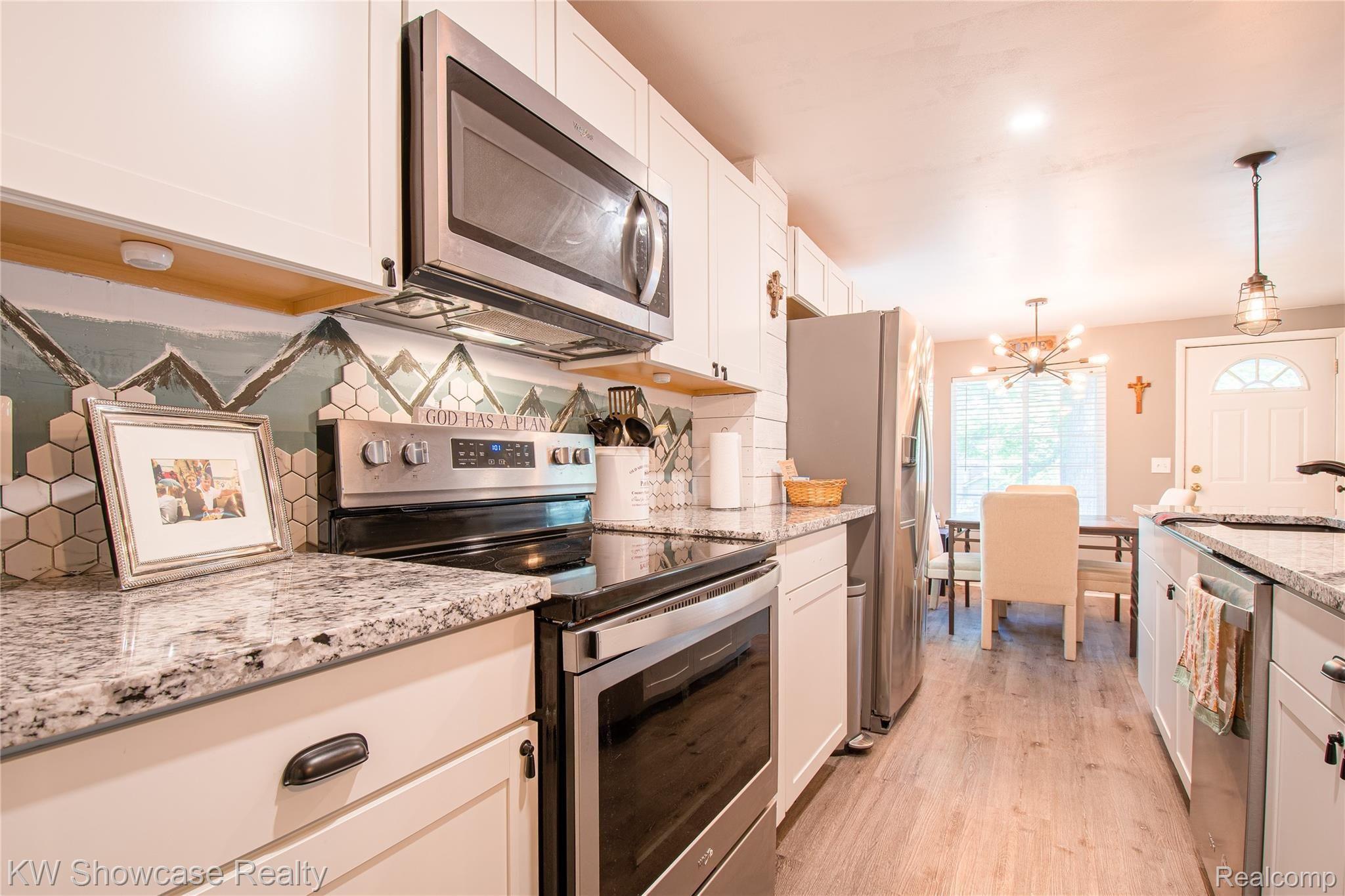 3655 Covert Road Waterford, MI 48328 - Photo 11 of 25 3655 Covert Rd HDR21.jpg