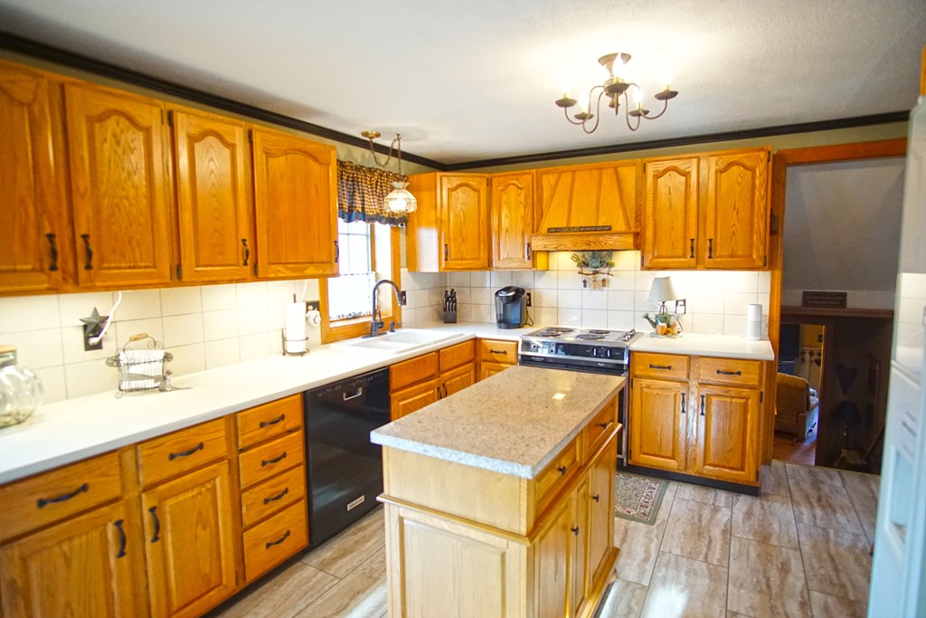 47 East Drumlin Road Springfield, MA 01108 - Photo 9 of 24