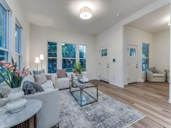 $3,200 | 323 South Montclair Avenue, Dallas, TX 75208