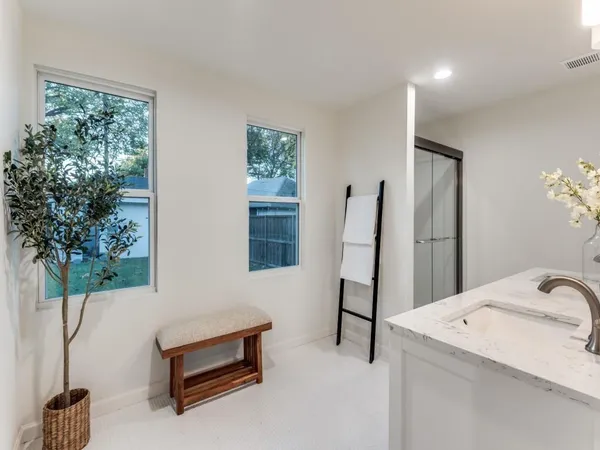 $3,200 | 323 South Montclair Avenue, Dallas, TX 75208