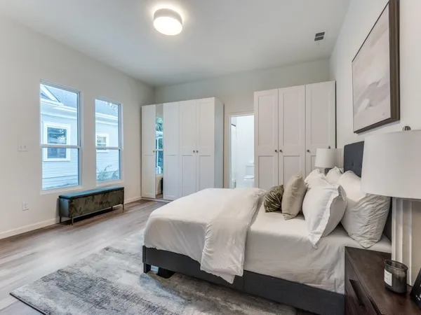 $3,200 | 323 South Montclair Avenue, Dallas, TX 75208