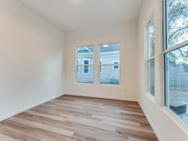 $3,200 | 323 South Montclair Avenue, Dallas, TX 75208
