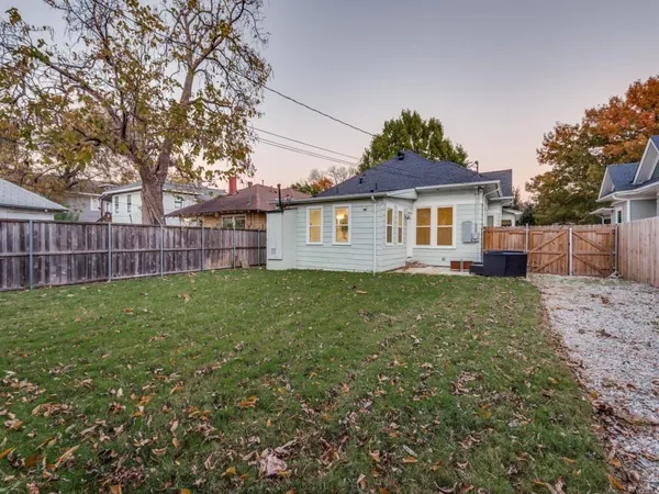 $3,200 | 323 South Montclair Avenue, Dallas, TX 75208