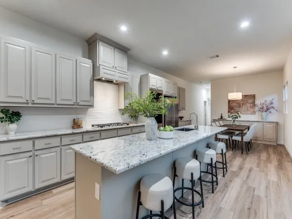 $3,200 | 323 South Montclair Avenue, Dallas, TX 75208