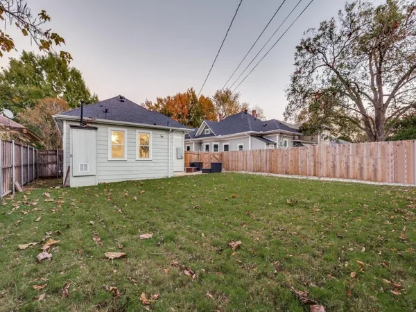 $3,200 | 323 South Montclair Avenue, Dallas, TX 75208