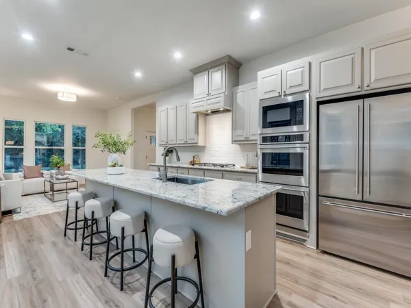 $3,200 | 323 South Montclair Avenue, Dallas, TX 75208