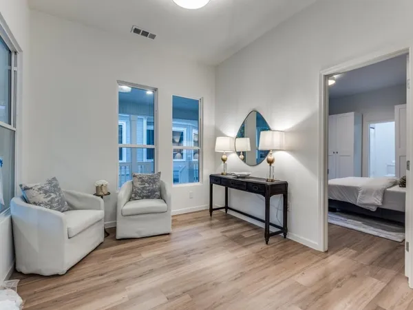 $3,200 | 323 South Montclair Avenue, Dallas, TX 75208