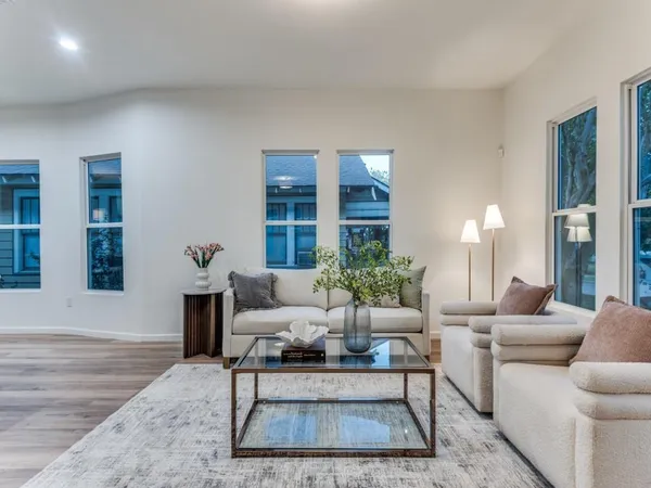 $3,200 | 323 South Montclair Avenue, Dallas, TX 75208
