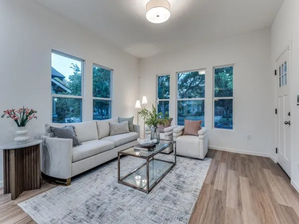 $3,200 | 323 South Montclair Avenue, Dallas, TX 75208