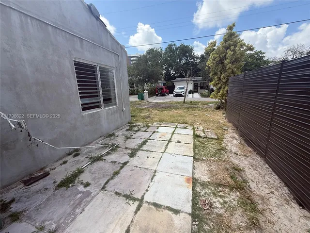 a view of a house with backyard and garden