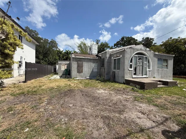 a view of back yard of the house