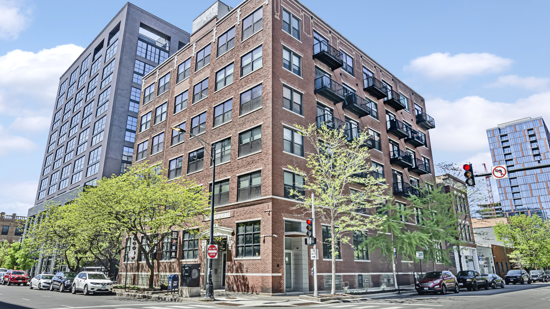 106 North Aberdeen Street, Unit 4G Chicago, IL 60607 - Photo 1 of 22 a front view of a building