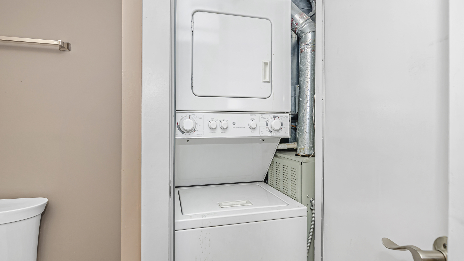 106 North Aberdeen Street, Unit 4G Chicago, IL 60607 - Photo 19 of 22 a utility room with dryer and washer