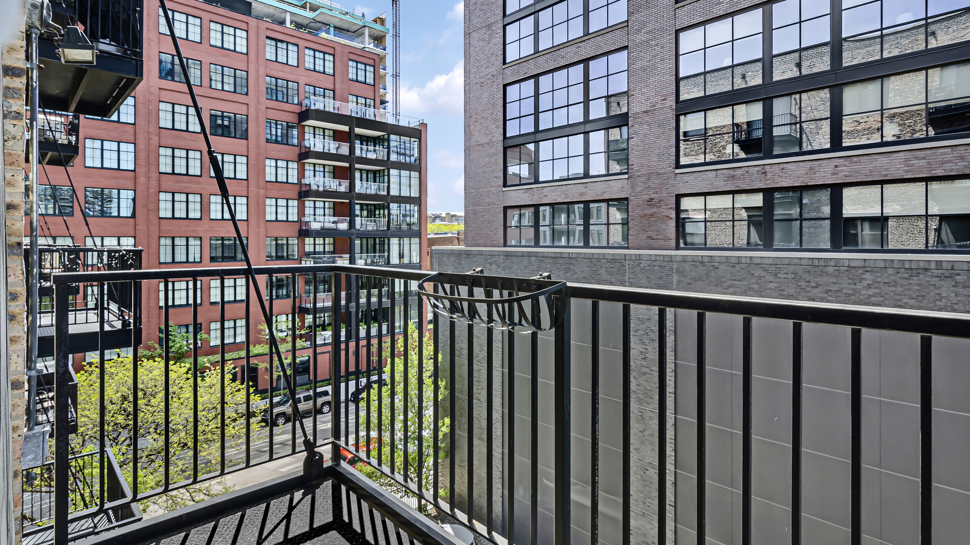 106 North Aberdeen Street, Unit 4G Chicago, IL 60607 - Photo 20 of 22 a view of a large building from a balcony