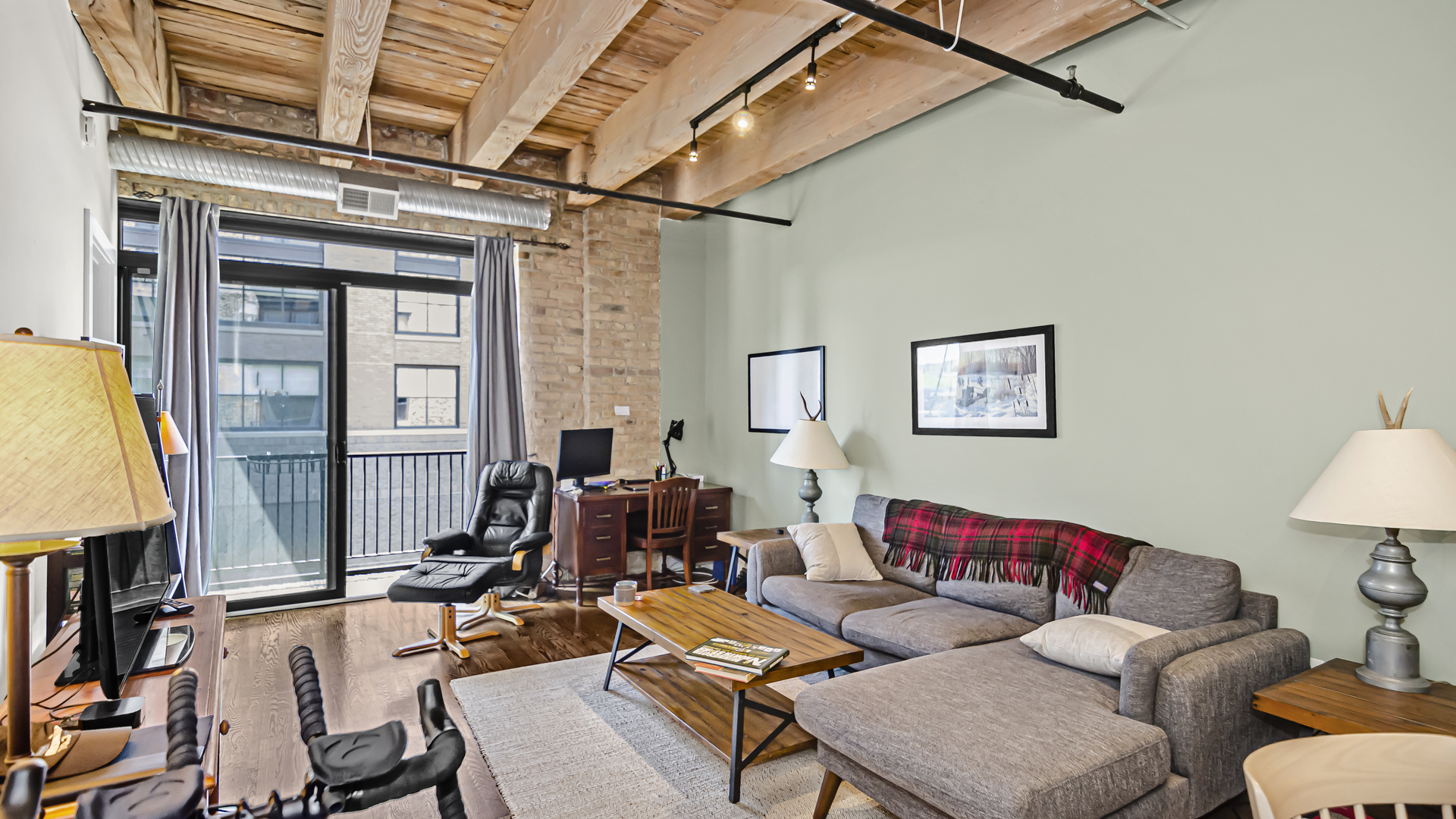 106 North Aberdeen Street, Unit 4G Chicago, IL 60607 - Photo 5 of 22 a living room with furniture and a lamp