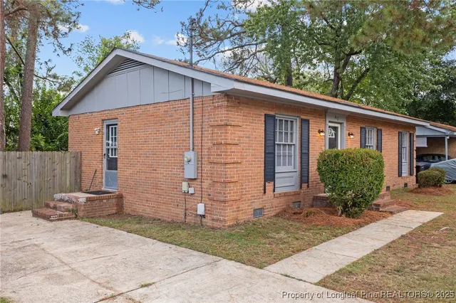 a view of a house with backyard