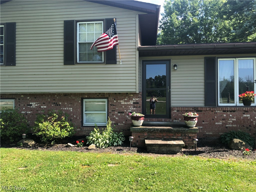 8686 Henderson Road Diamond, OH 44412 - Photo 3 of 28