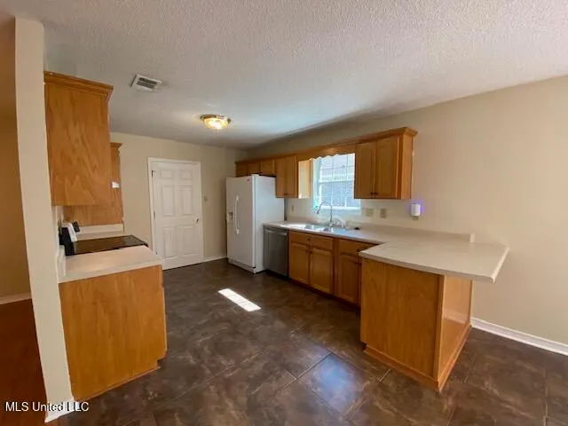 $2,100 | 3429 North 7th Street, Ocean Springs, MS 39564